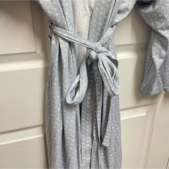 Lila & Hayes Blue and White Robe - Picture 11 of 12